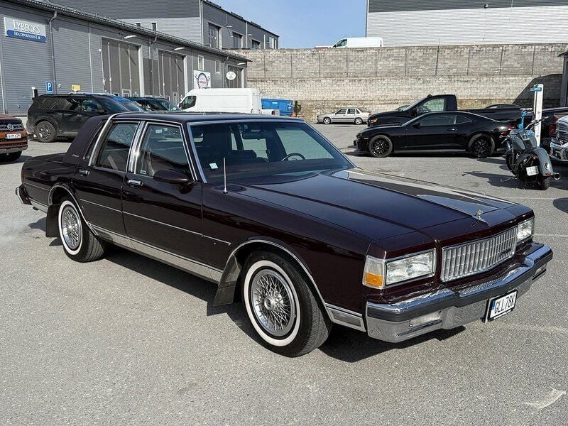 Mörkröd Begagnad 1989 Chevrolet Caprice LS Sedan | 199 000 kr - Bild 1/4