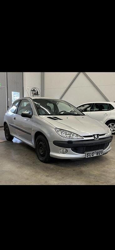 Grå Begagnad 2001 Peugeot 206 Halvkombi | 15 000 kr (Bra pris) - Bild 1/4
