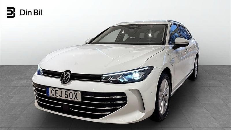 Vit Begagnad 2024 VW Passat Business Kombi | 449 900 kr (Marknadspris) - Bild 1/4