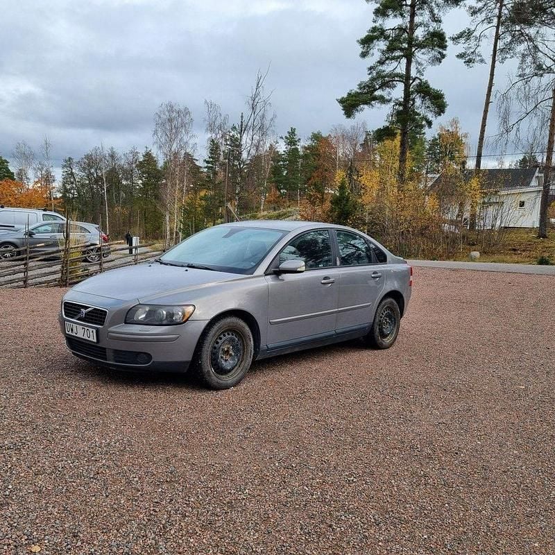 Grå Begagnad 2004 Volvo S40 Sedan | 35 000 kr (Bra pris) - Bild 1/4