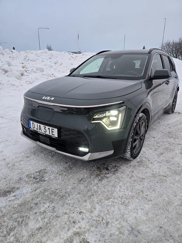 Begagnad Kia e-Niro 150 kW (204 HK) 2023 Cityscape green SUV