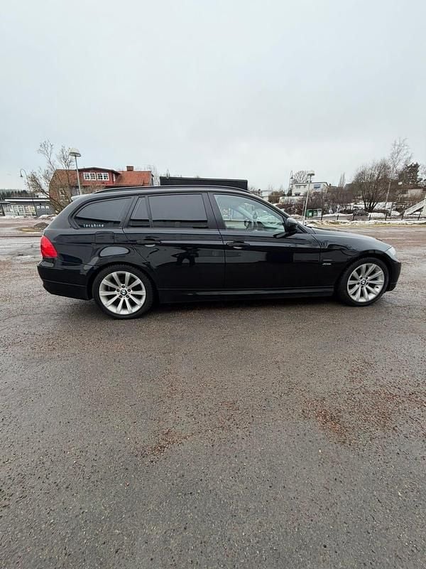 Begagnad BMW 320 184 HK (135 kW) 2012 Kombi