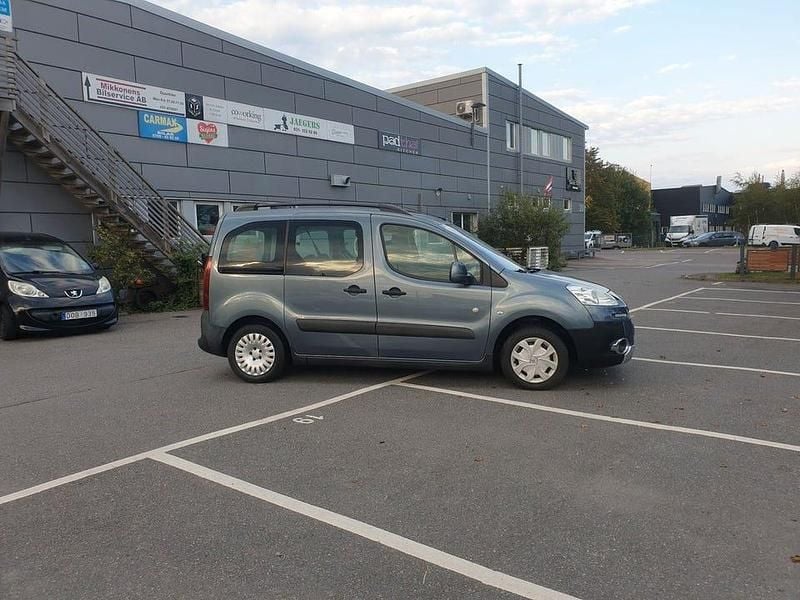 Begagnad Peugeot TePee 92 HK (67 kW) 2013 Grå Minibuss