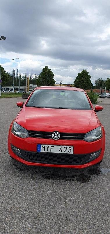 Röd Begagnad 2013 VW Polo Halvkombi | 65 000 kr (Marknadspris) - Bild 1/3