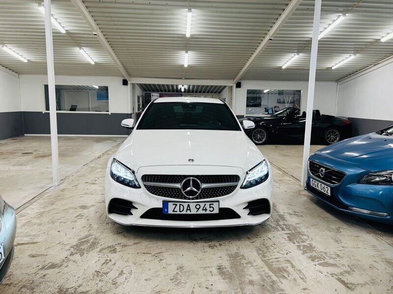 Vit Begagnad 2018 Mercedes C200 AMG Sedan | 289 900 kr (Lite dyr) - Bild 1/4