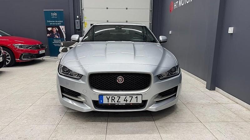 Begagnad Jaguar XE R-Sport 200 HK (147 kW) 2017 Grå Sedan