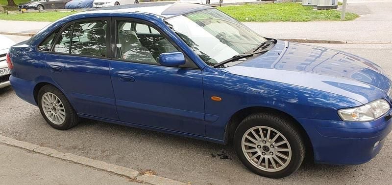 Blå Begagnad 2000 Mazda 626 Touring Halvkombi | 30 000 kr - Bild 1/4