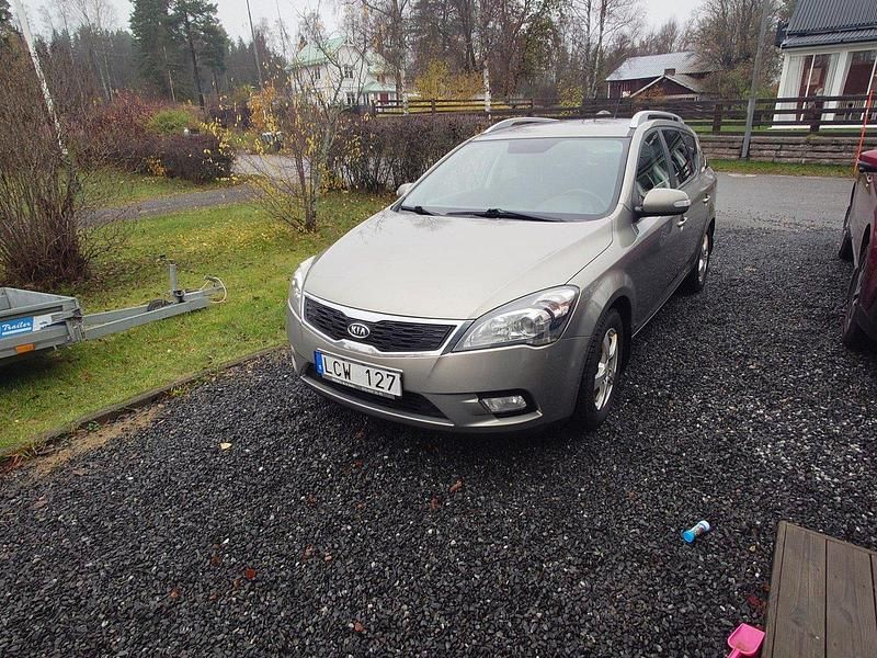 Silver Begagnad 2011 Kia Ceed Sportswagon Kombi | 41 000 kr (Bra pris) - Bild 1/4