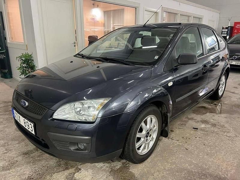 Grå Begagnad 2006 Ford Focus Halvkombi | 29 900 kr (Marknadspris) - Bild 1/4