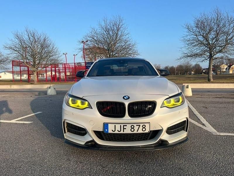 Begagnad BMW M235 326 HK (239 kW) 2014 Metallic vit Sportkupé