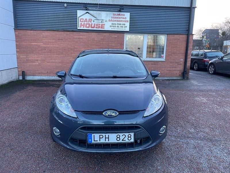 Begagnad Ford Fiesta Titanium 82 HK (60 kW) 2011 Grå Halvkombi