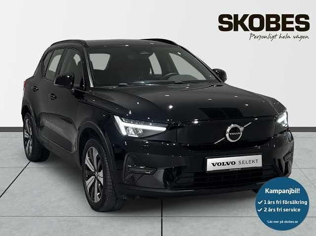 Svart Begagnad 2023 Volvo XC40 Core SUV | 324 300 kr (Marknadspris) - Bild 1/3
