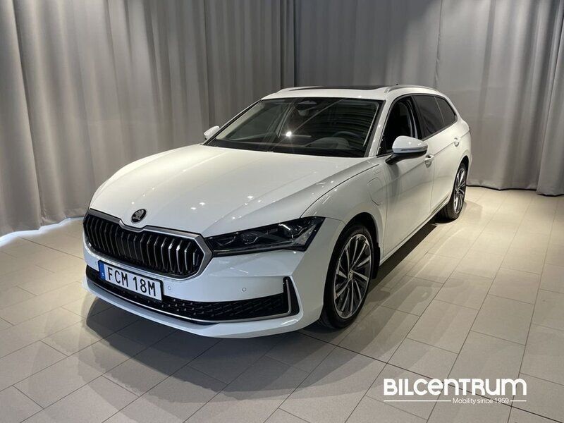 Vit Begagnad 2024 Skoda Superb LAURIN & KLEMENT Kombi | 539 900 kr - Bild 1/4