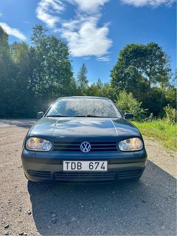 Grå Begagnad 2002 VW Golf IV Basis Halvkombi | 22 000 kr (Marknadspris) - Bild 1/4