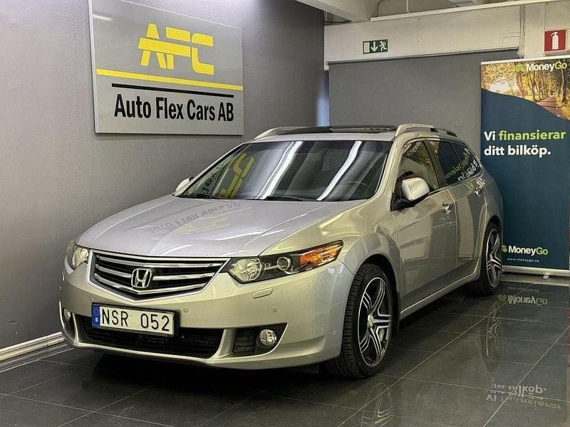 Silver Begagnad 2010 Honda Accord Executive Kombi | 84 900 kr (Marknadspris) - Bild 1/4