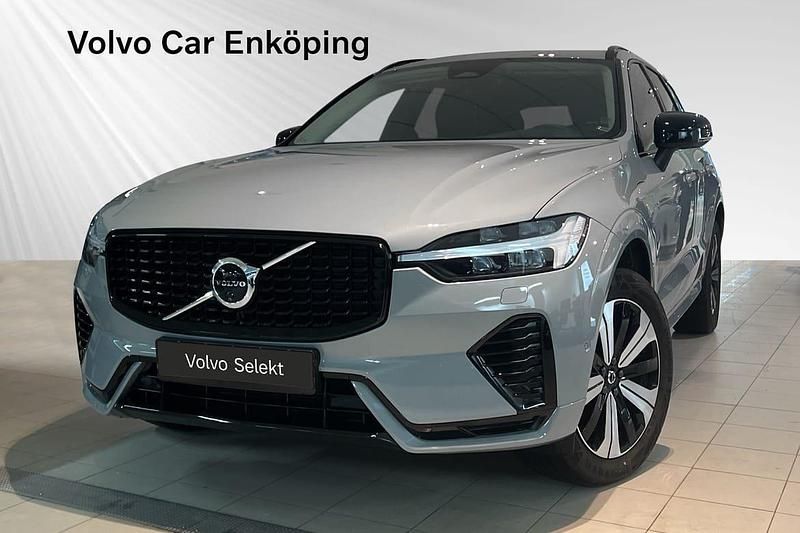 Grå Begagnad 2024 Volvo XC60 Plus SUV | 554 900 kr (Marknadspris) - Bild 1/3