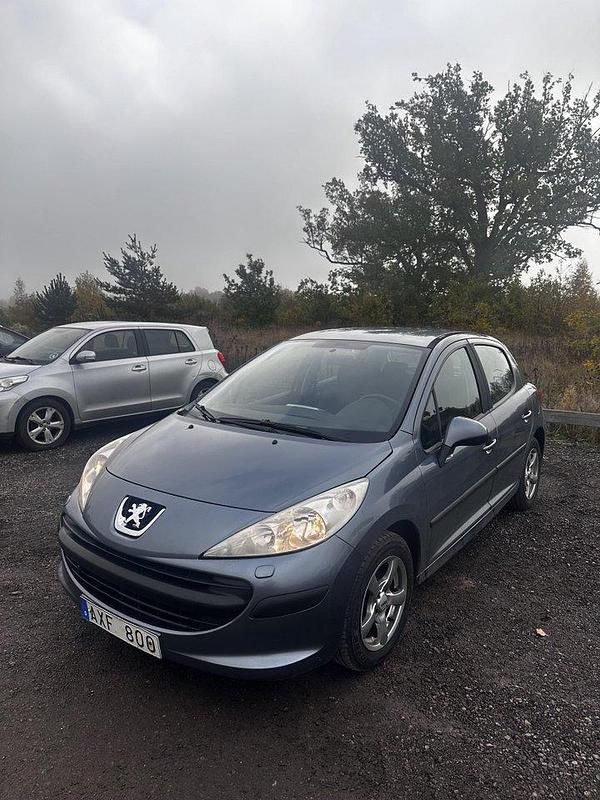 Grå Begagnad 2007 Peugeot 207 Halvkombi | 22 000 kr (Marknadspris) - Bild 1/4