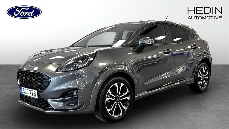 Grå (grey) Begagnad 2022 Ford Puma Gen-E ST-Line SUV | 229 900 kr (Marknadspris) - Bild 1/4