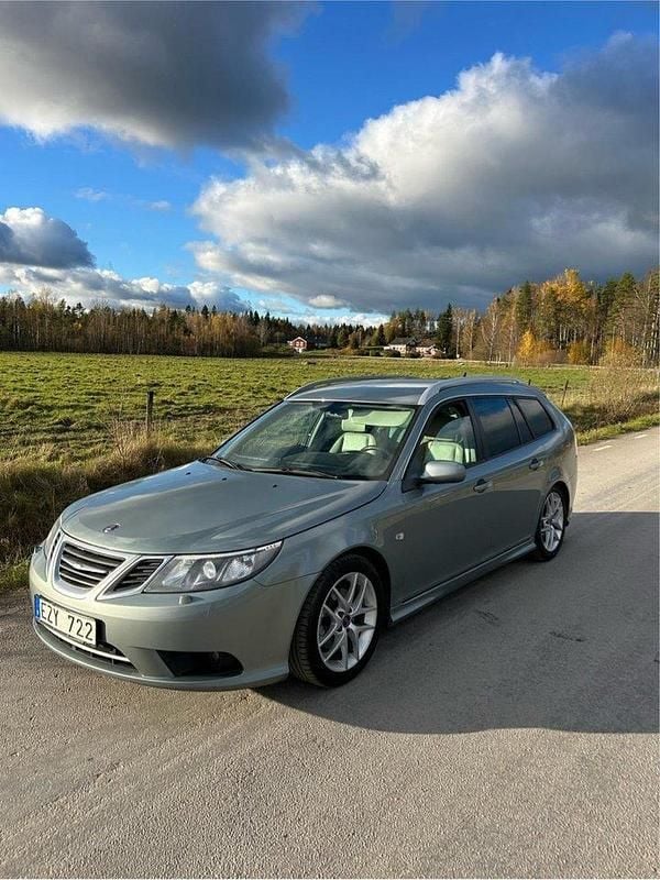 Grå Begagnad 2009 Saab 9-3 Linear Kombi | 39 500 kr (Marknadspris) - Bild 1/4