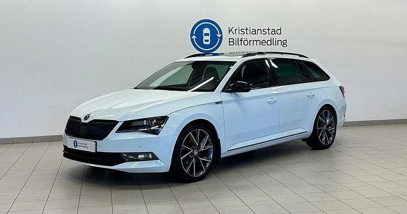 Vit Begagnad 2017 Skoda Superb SportLine Kombi | 229 900 kr (Marknadspris) - Bild 1/4