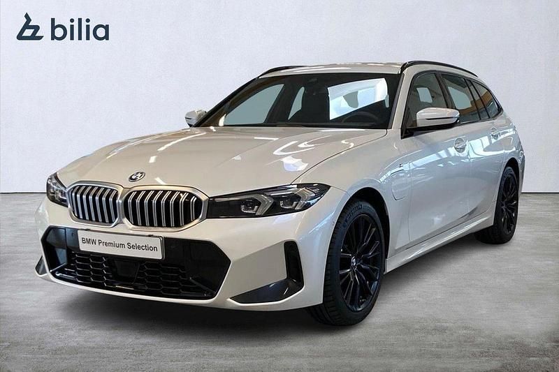 Vit Begagnad 2024 BMW 330e M Sport Kombi | 509 000 kr (Marknadspris) - Bild 1/4