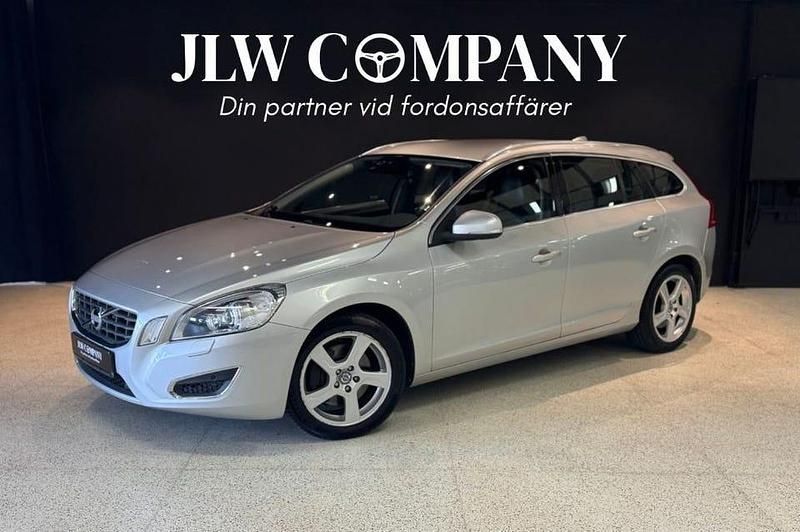 Silver Begagnad 2011 Volvo V60 Summum Kombi | 139 000 kr (Marknadspris) - Bild 1/4