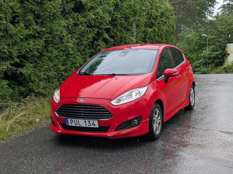 Röd Begagnad 2015 Ford Fiesta Halvkombi | 64 000 kr (Bra pris) - Bild 1/4