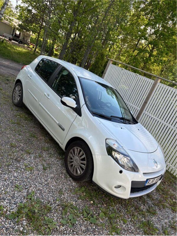 Vit Begagnad 2013 Renault Clio R.S. Halvkombi | 55 000 kr (Lite dyr) - Bild 1/3