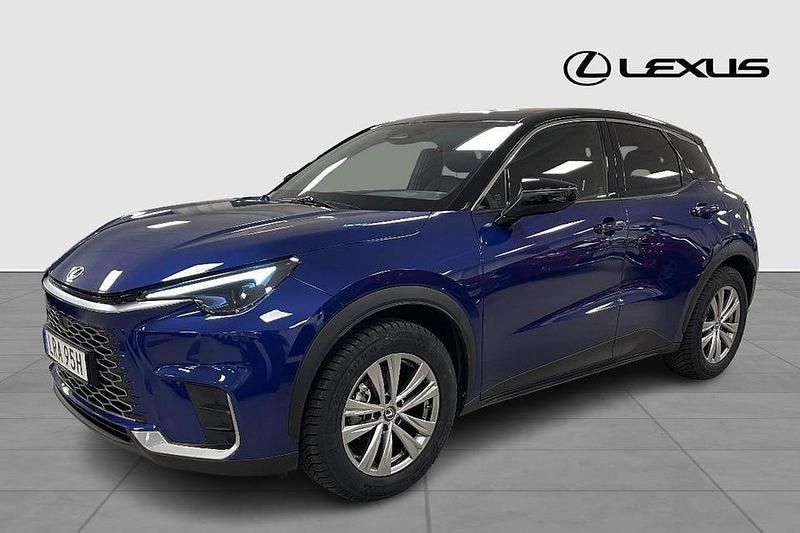 Mörkblå Ny 2025 Lexus LBX SUV | 369 900 kr (Marknadspris) - Bild 1/4