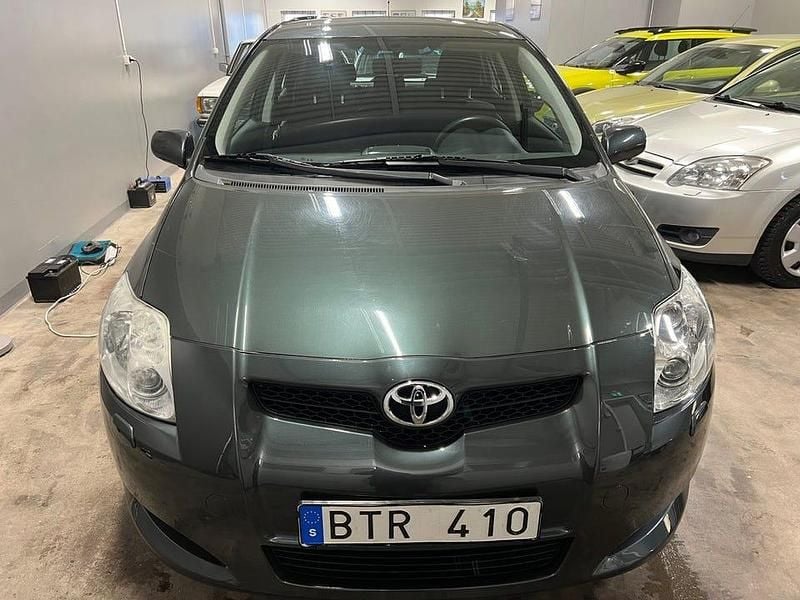 Begagnad Toyota Auris 124 HK (91 kW) 2008 Grön Halvkombi