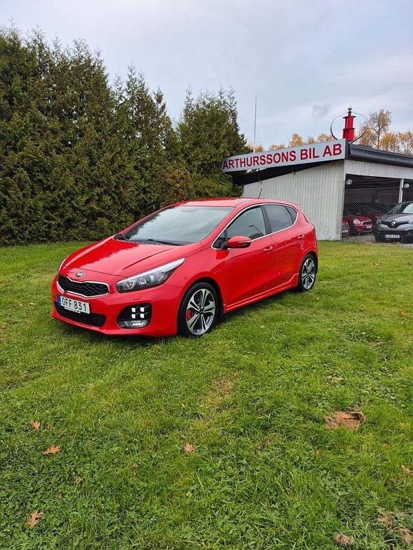 Röd Begagnad 2016 Kia Ceed GT-Line Halvkombi | 113 800 kr (Marknadspris) - Bild 1/4