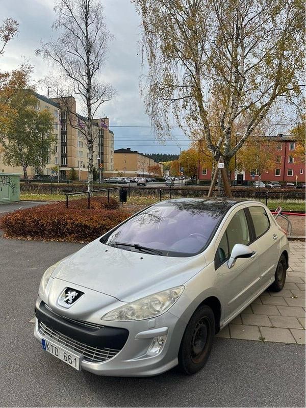 Grå Begagnad 2010 Peugeot 308 Halvkombi | 27 500 kr (Marknadspris) - Bild 1/4