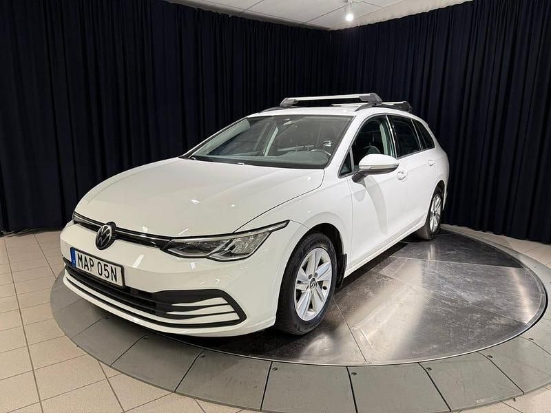 Vit Begagnad 2021 VW Golf VIII Kombi | 244 900 kr (Marknadspris) - Bild 1/3