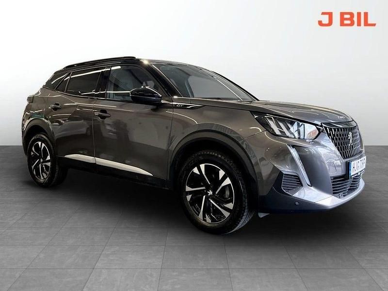 Grå Begagnad 2023 Peugeot 2008 GTi SUV | 229 900 kr (Marknadspris) - Bild 1/4