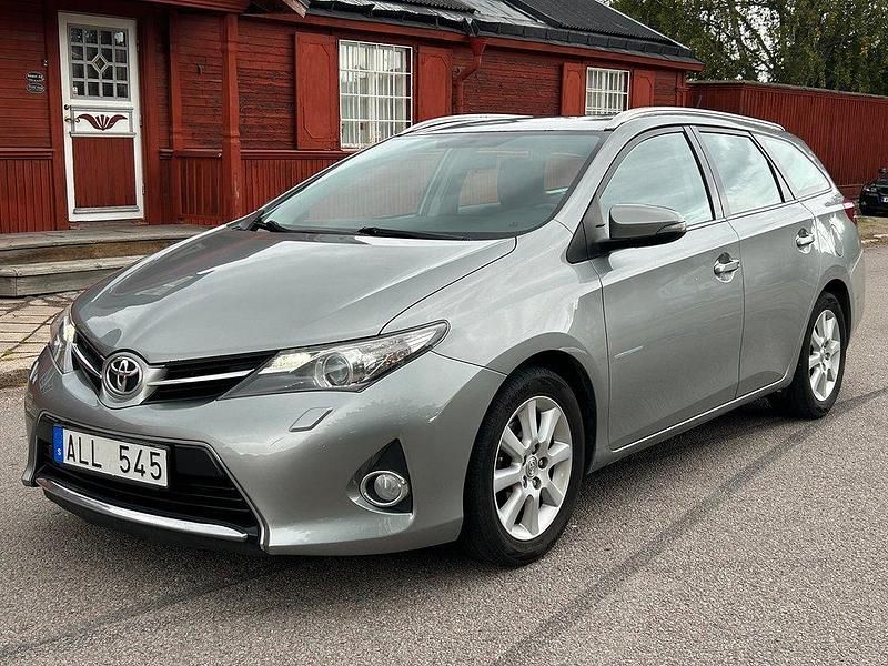Ljusgrå Begagnad 2013 Toyota Auris Touring Sports Kombi | 74 900 kr (Marknadspris) - Bild 1/4