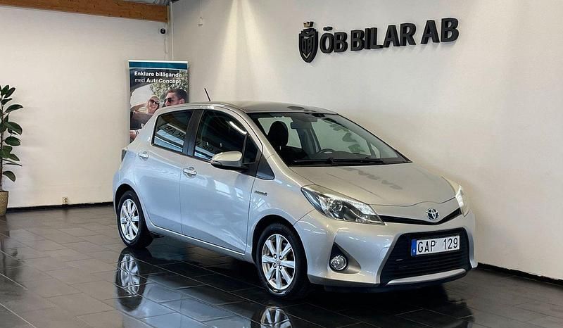 Silver Begagnad 2013 Toyota Yaris Hybrid Active Halvkombi | 109 900 kr (Marknadspris) - Bild 1/4