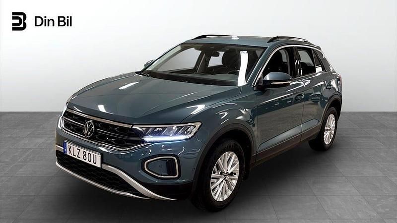 Mörkblå (petroleum blue metallic) Begagnad 2023 VW T-Roc SUV | 289 800 kr (Lite dyr) - Bild 1/4