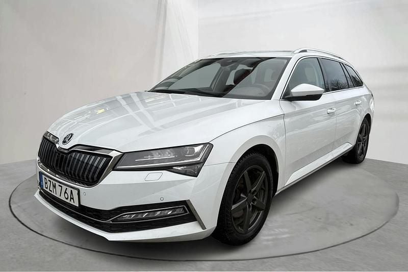 Vit Begagnad 2023 Skoda Superb Kombi | 300 000 kr (Marknadspris) - Bild 1/4