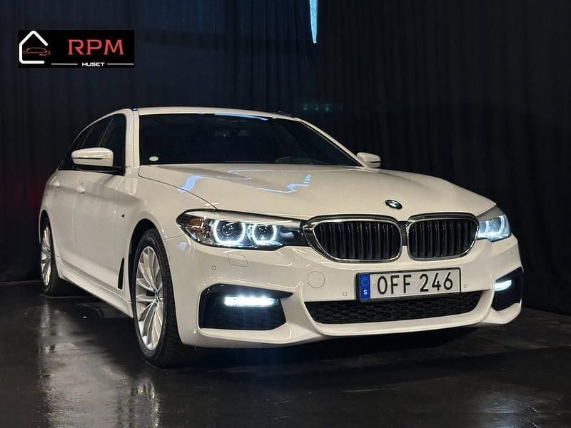 Vit Begagnad 2020 BMW 520 M Sport Kombi | 309 900 kr (Bra pris) - Bild 1/4