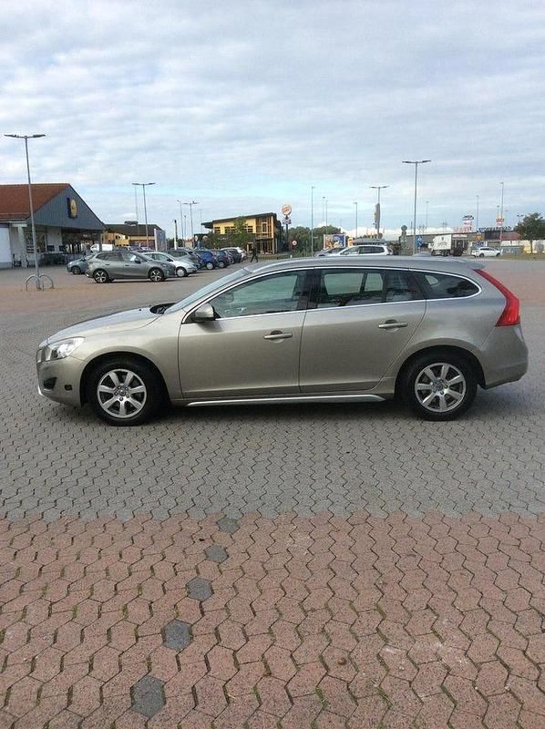 Begagnad 2013 Volvo V60 Summum Kombi | 83 000 kr (Superpris) - Bild 1/4