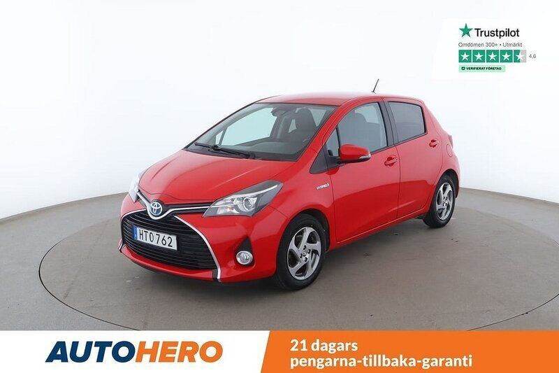 Röd Begagnad 2015 Toyota Yaris Hybrid Halvkombi | 139 000 kr (Marknadspris) - Bild 1/4