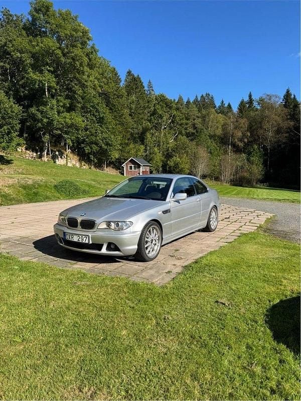 Silver Begagnad 2004 BMW 330 Sportkupé | 80 000 kr - Bild 1/4