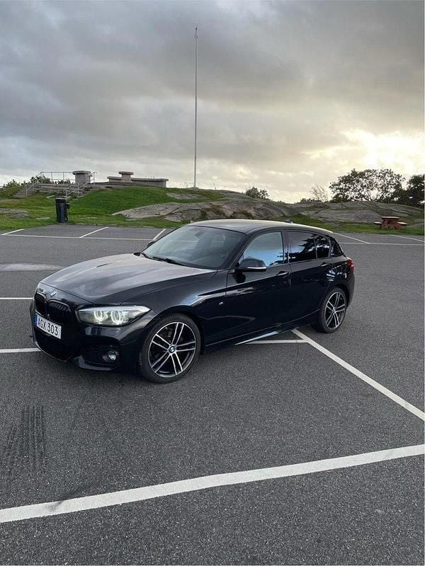Svart Begagnad 2019 BMW 118 M Sport Halvkombi | 185 000 kr (Marknadspris) - Bild 1/4