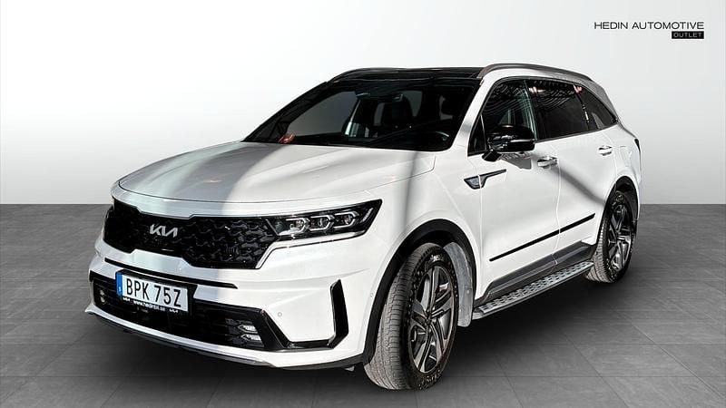 Vit (white) Begagnad 2023 Kia Sorento Advance SUV | 489 900 kr (Marknadspris) - Bild 1/4