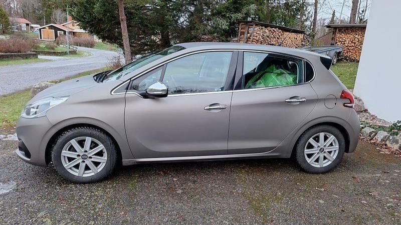 Mattlackad Begagnad 2015 Peugeot 208 Halvkombi | 65 000 kr (Marknadspris) - Bild 1/4