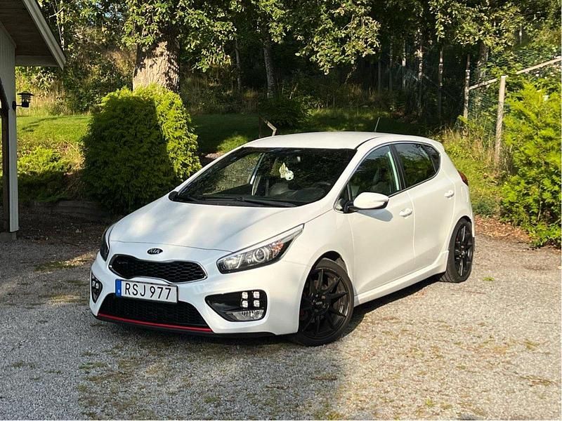 Vit Begagnad 2015 Kia Ceed GT 2 Halvkombi | 139 000 kr (Marknadspris) - Bild 1/4