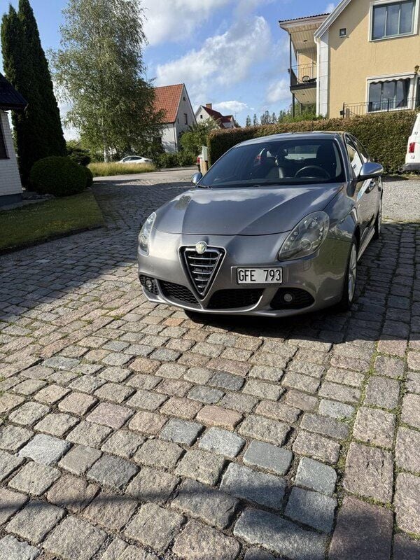 Grå Begagnad 2011 Alfa Romeo Giulietta Distinctive Halvkombi | 72 000 kr (Marknadspris) - Bild 1/4
