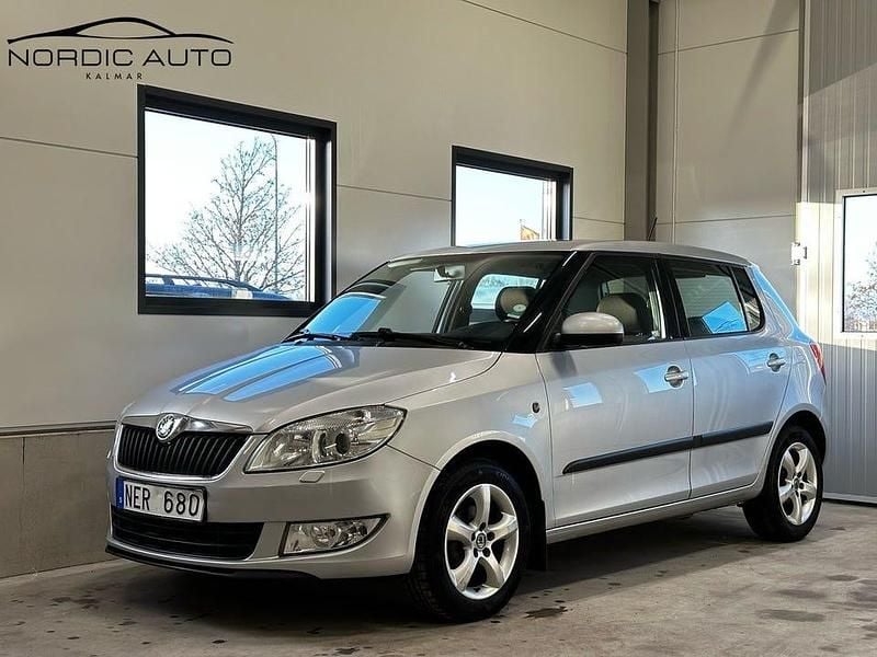 Silver Begagnad 2012 Skoda Fabia Elegance Halvkombi | 44 900 kr (Marknadspris) - Bild 1/4