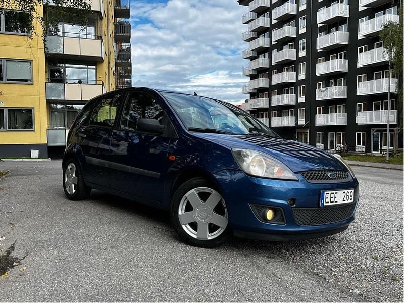 Blå Begagnad 2007 Ford Fiesta Halvkombi | 15 000 kr (Bra pris) - Bild 1/4