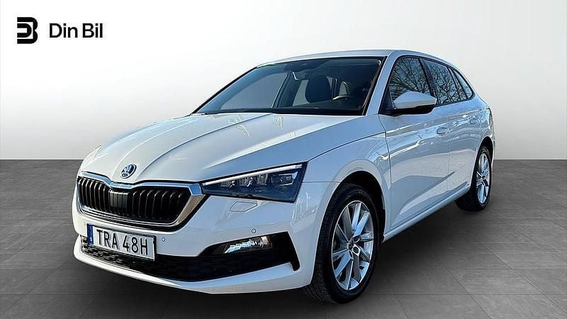 Candy white Begagnad 2023 Skoda Scala Style Halvkombi | 199 900 kr (Marknadspris) - Bild 1/4